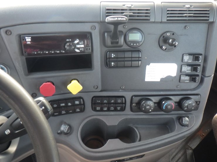 2018-freightliner-cascadia-125-image-17