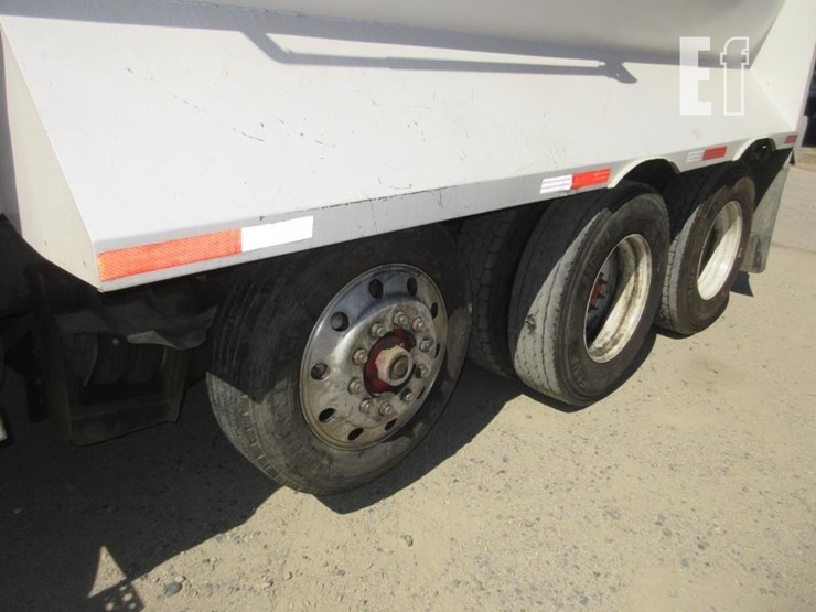 2013-freightliner-cascadia-125-image-30