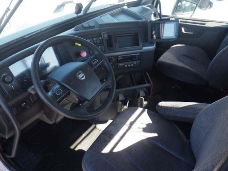 2020-volvo-vnr300-image-14