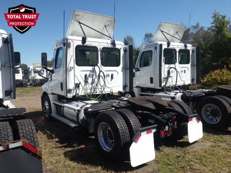 2022-freightliner-cascadia-126-image-11