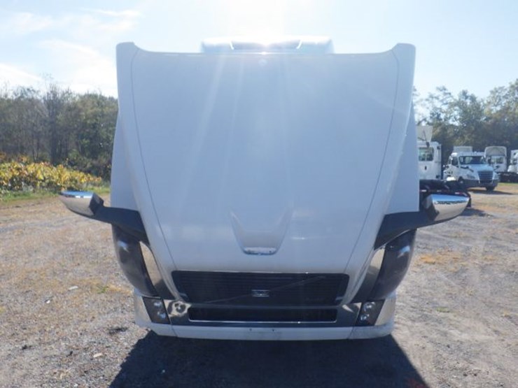 2018-volvo-vnl780-image-28