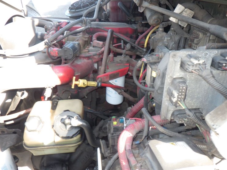 2012-freightliner-m2-106-image-12