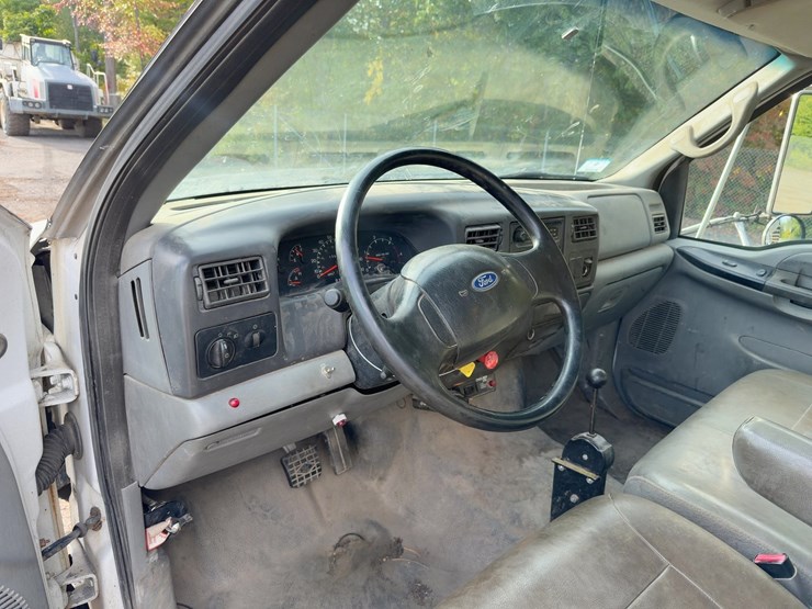 2006-ford-f650-xlt-image-27