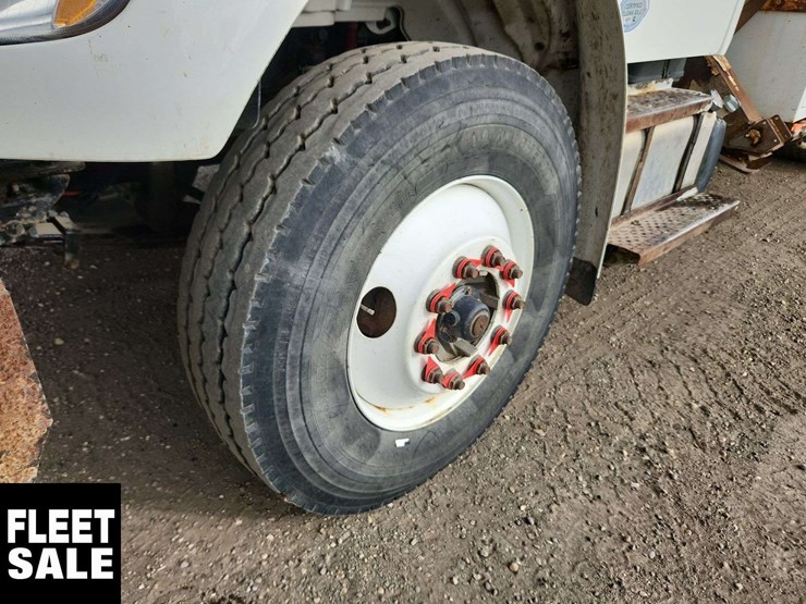 2016-freightliner-m2-106-image-9
