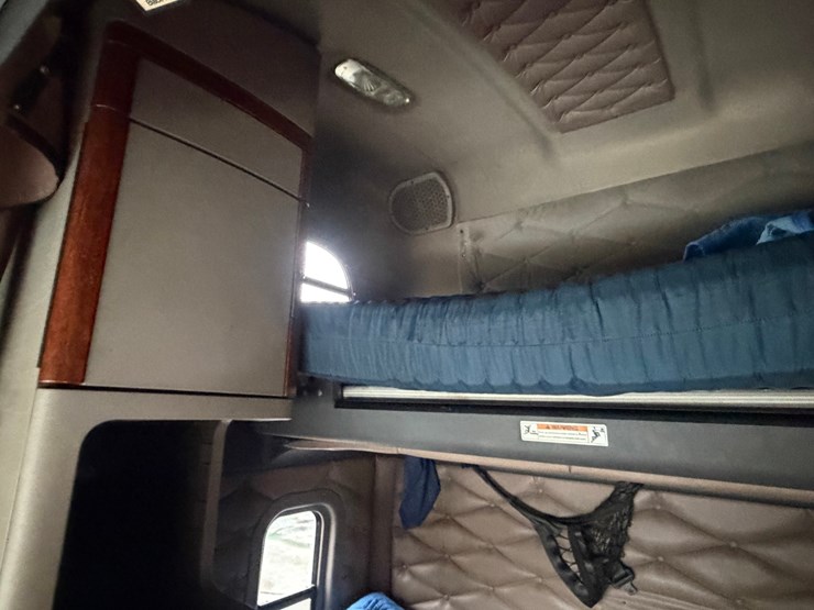 #1669-•-2009-freightliner-cascadia-sleeper-cab-truck-tractor-image-40