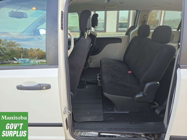 2012-dodge-grand-caravan-image-23