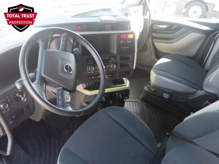 2025-volvo-vnl860-image-16