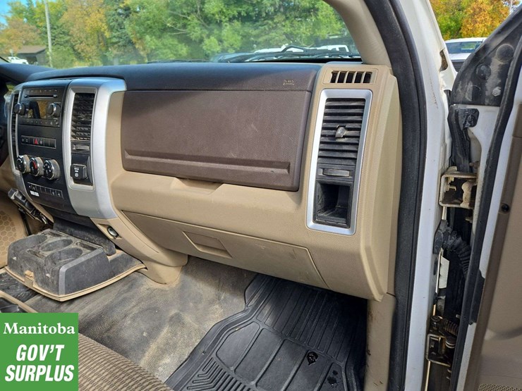 2011-dodge-3500-image-28