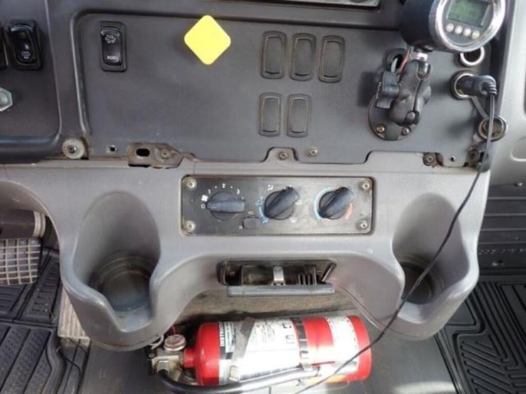 2015-freightliner-114sd-image-21