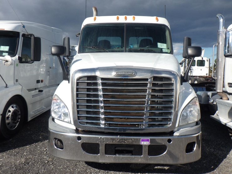 2015-freightliner-cascadia-113-image-2