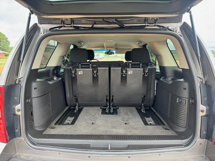 2011-chevrolet-tahoe-image-15
