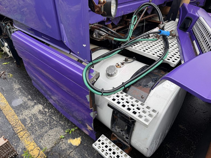 #1662-•-volvo-sleeper-cab-truck-tractor-image-14