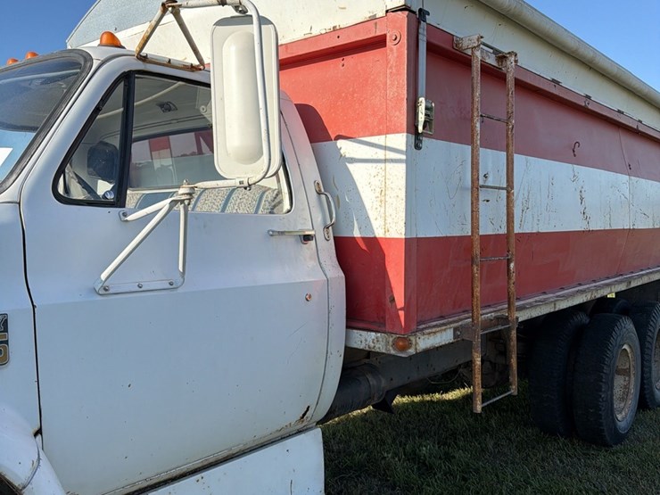 1973-tag-tandem-366-5+2,-motor-has-very-low-miles,-good-power,-roll-tarp,-truck-runs-and-operates-good-image-8
