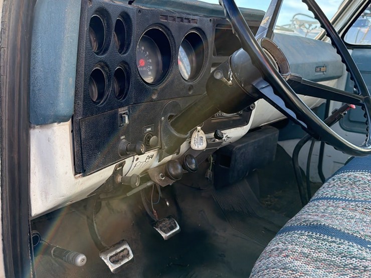 1973-tag-tandem-366-5+2,-motor-has-very-low-miles,-good-power,-roll-tarp,-truck-runs-and-operates-good-image-17