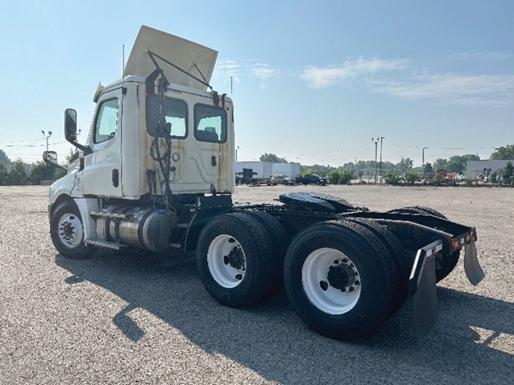 2019-freightliner-cascadia-126-image-2
