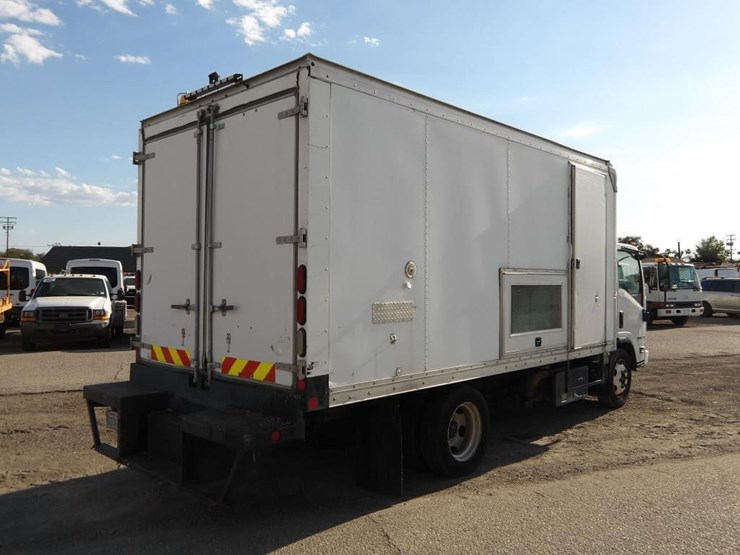 2016-isuzu-npr-image-3
