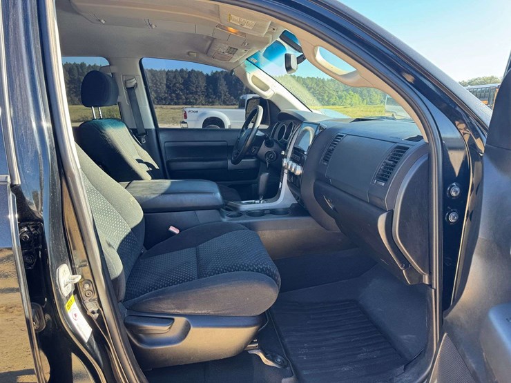 2011-toyota-tundra-sr5-image-14