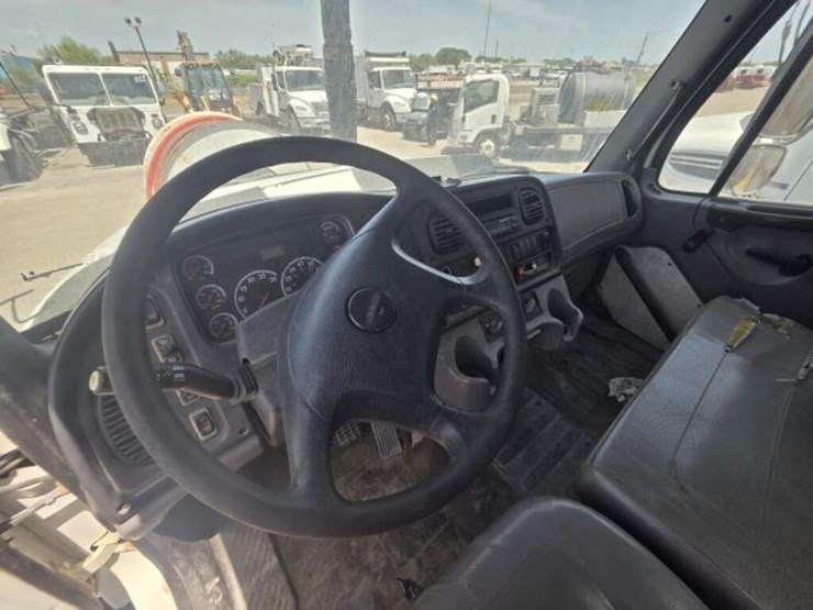 2013-freightliner-114sd-image-6