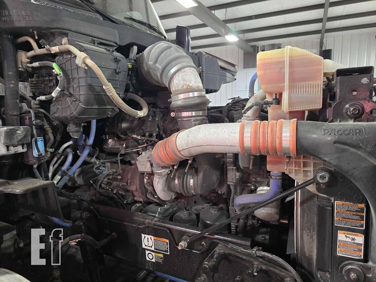 2021-peterbilt-579-image-24