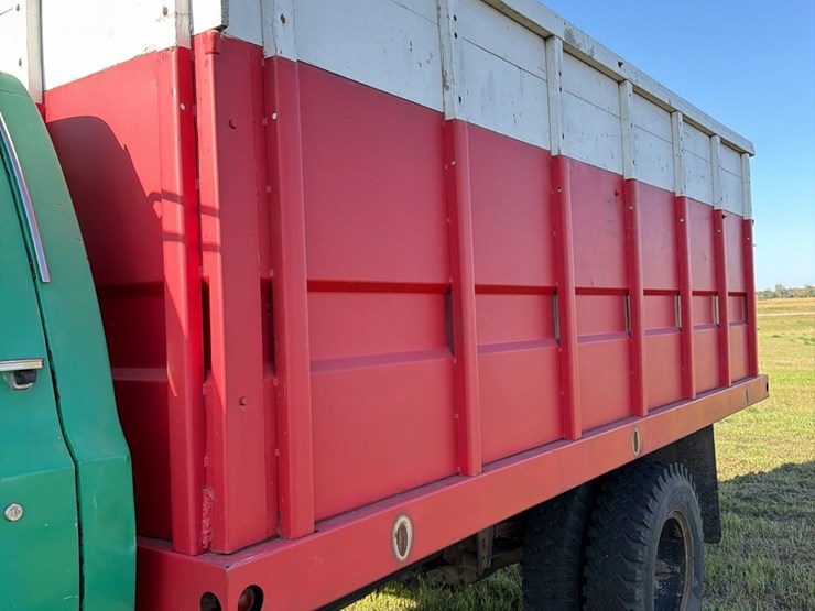 1975-single-axle-366-4+2,-box-&-hoist,-starts,-runs,-operates-as-it-should-image-9