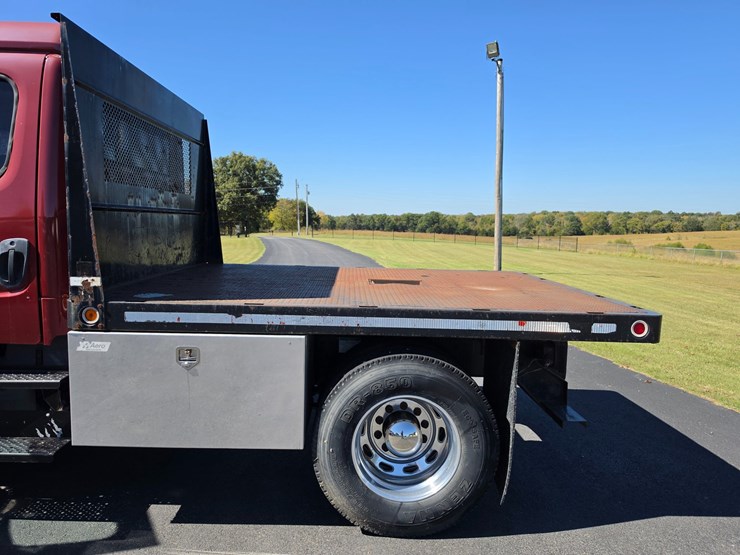 2007-freightliner-m2-106-image-77