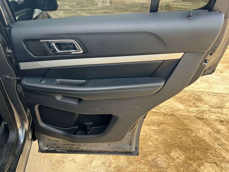 2016-ford-explorer-image-17