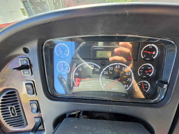 2007-freightliner-m2-106-image-66