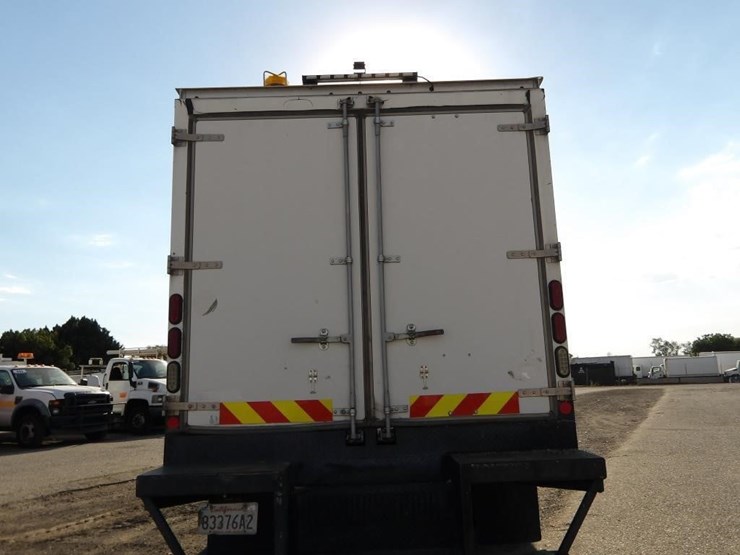 2016-isuzu-npr-image-8