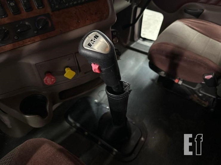 2012-peterbilt-587-image-22