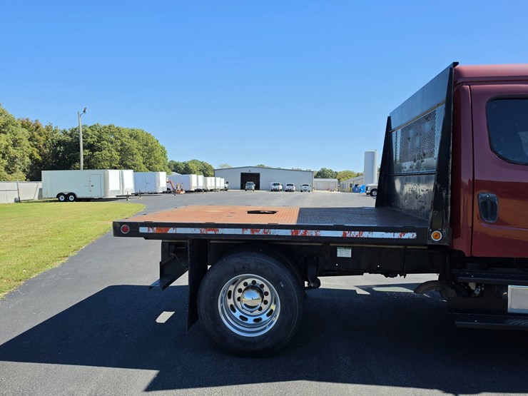 2007-freightliner-m2-106-image-81