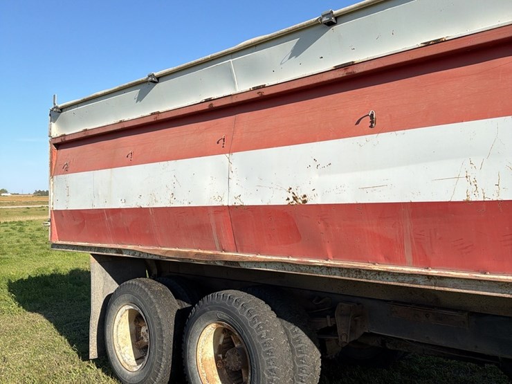 1973-tag-tandem-366-5+2,-motor-has-very-low-miles,-good-power,-roll-tarp,-truck-runs-and-operates-good-image-31