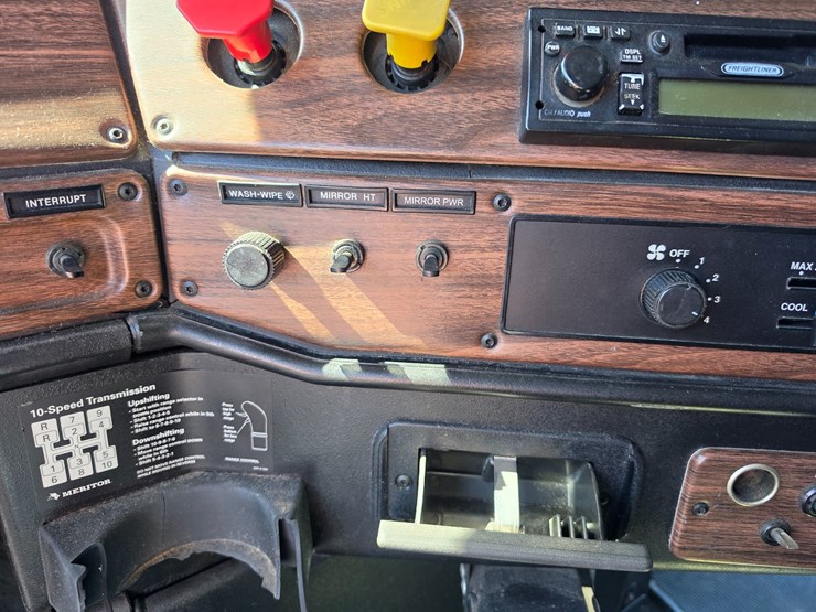 2001-freightliner-fld120-image-54
