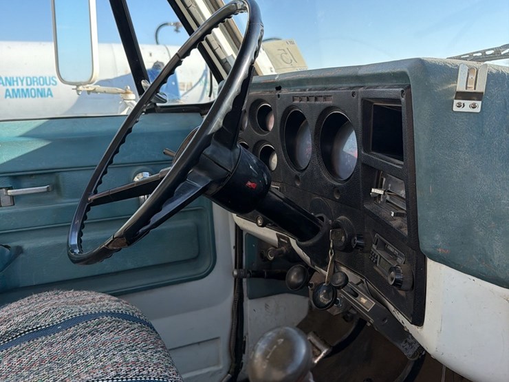 1973-tag-tandem-366-5+2,-motor-has-very-low-miles,-good-power,-roll-tarp,-truck-runs-and-operates-good-image-44