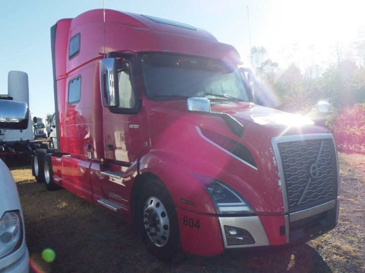 2022-volvo-vnl860-image-5