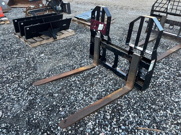 virnig-42”-skid-steer-pallet-forks-image-2