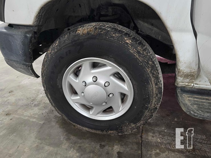2013-ford-econoline-350-image-18