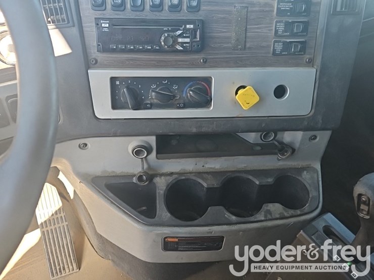 2019-freightliner-122sd-image-28