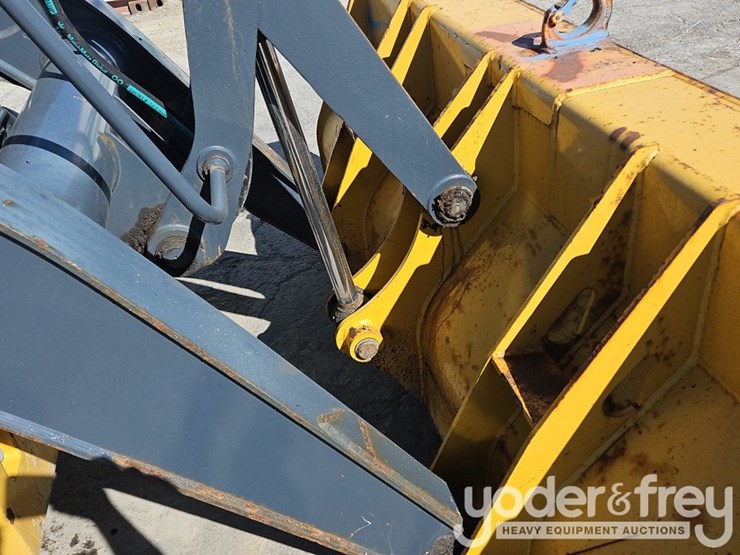 2018-deere-410l-image-34