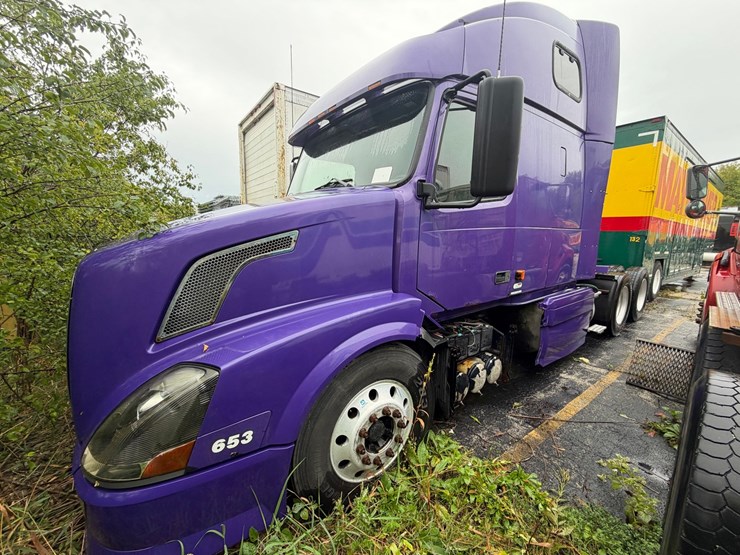 #1662-•-volvo-sleeper-cab-truck-tractor-image-1
