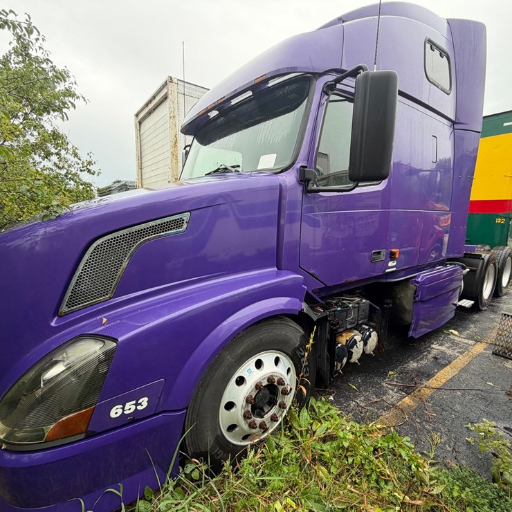 #1662 • Volvo Sleeper Cab Truck Tractor