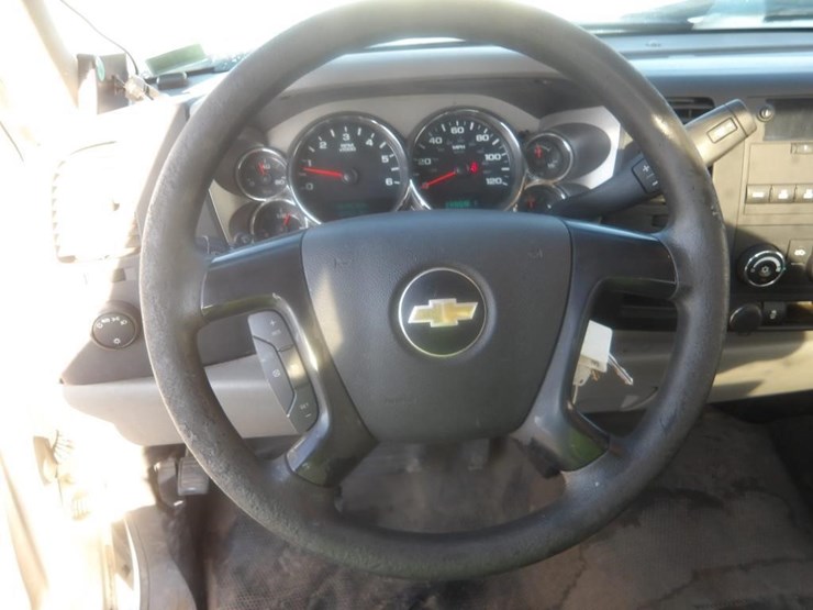 2013-chevrolet-silverado-2500-image-14