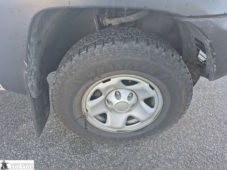 2015-toyota-tacoma-image-24