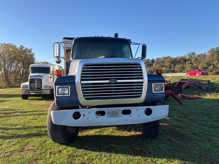 1982-ford-l9000-image-2