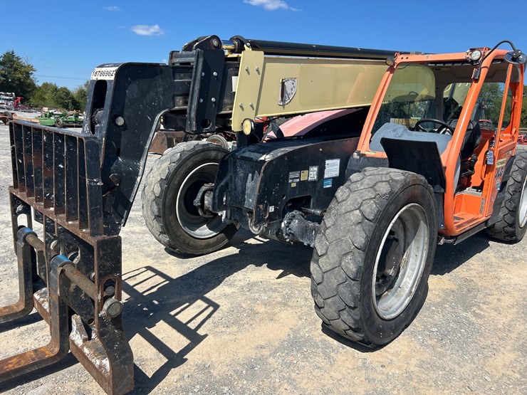 2018-jlg-742-image-10