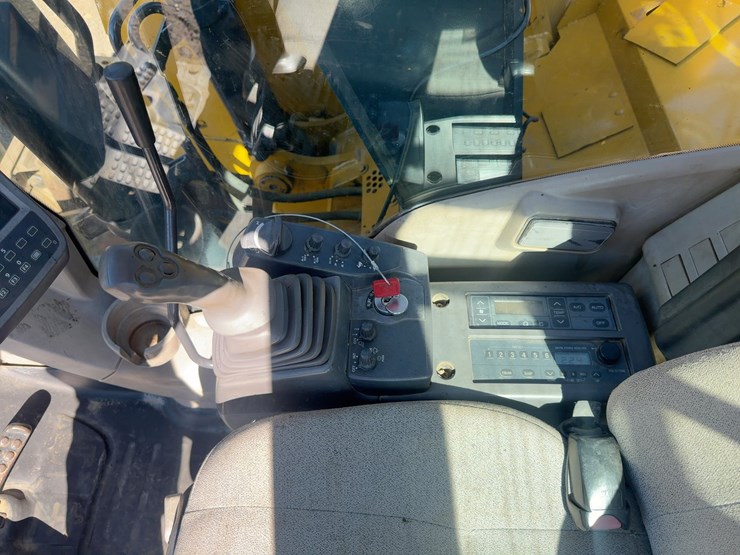 2010-deere-135d-image-38