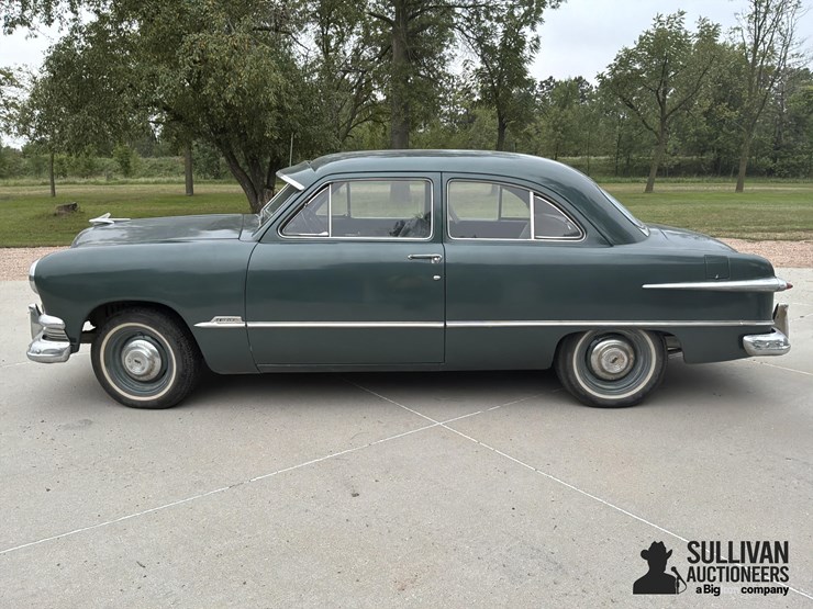 1951-ford-custom-tudor-2-door-sedan-image-8