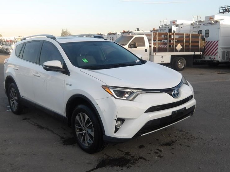 2016-toyota-rav4-xle-image-2