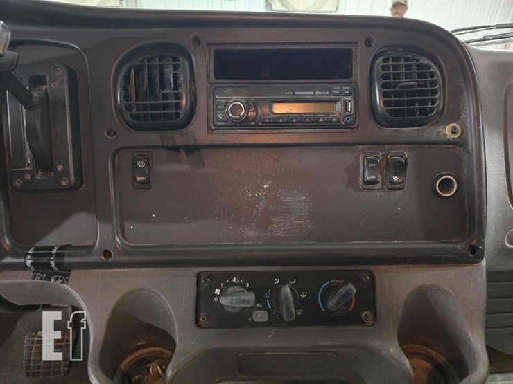 2016-freightliner-m2-106-image-15