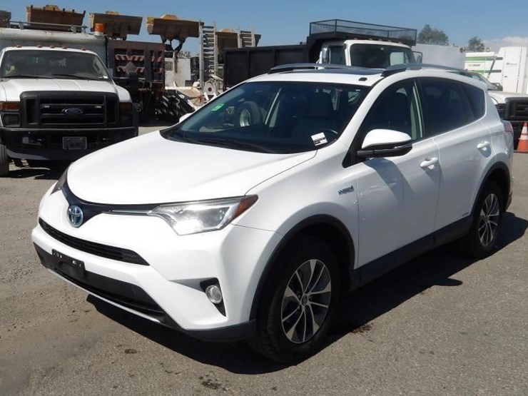 2016-toyota-rav4-xle-image-1