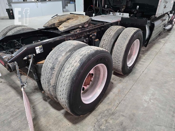 2021-peterbilt-579-image-18